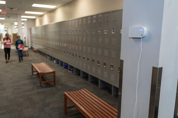 CO2 monitoring device in a school corridoor